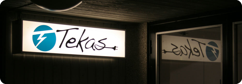 Tekas upplysta skylt på fasaden till verksamhetsstället i Terjärv